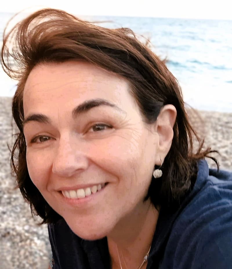 Psicóloga en Granada en un entorno natural transmitiendo calma y acompañamiento emocional